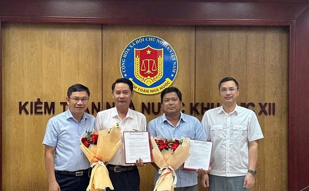 02 công chức, người lao động của KTNN khu vực XII đón nhận Quyết định nghỉ hưu