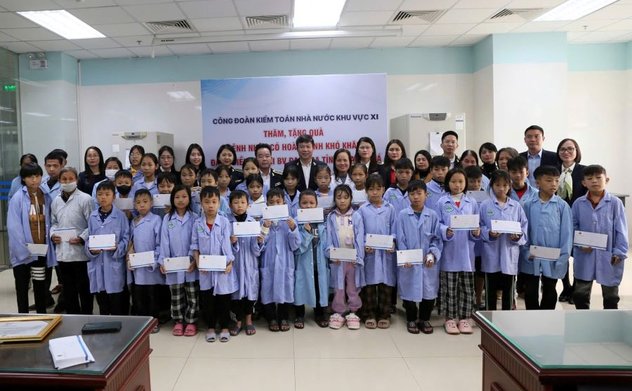 Kiểm toán nhà nước khu vực XI thăm hỏi và tặng quà cho các bệnh nhân có hoàn cảnh khó khăn tại tỉnh Thanh Hóa nhân dịp tết Nguyên đán