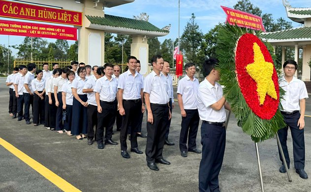 Kiểm toán nhà nước khu vực XIII dâng hương tri ân các Anh hùng liệt sỹ