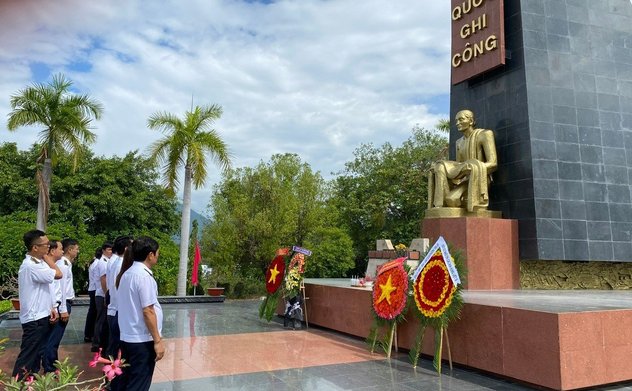 Kiểm toán nhà nước khu vực VIII dâng hương tri ân các anh hùng liệt sỹ