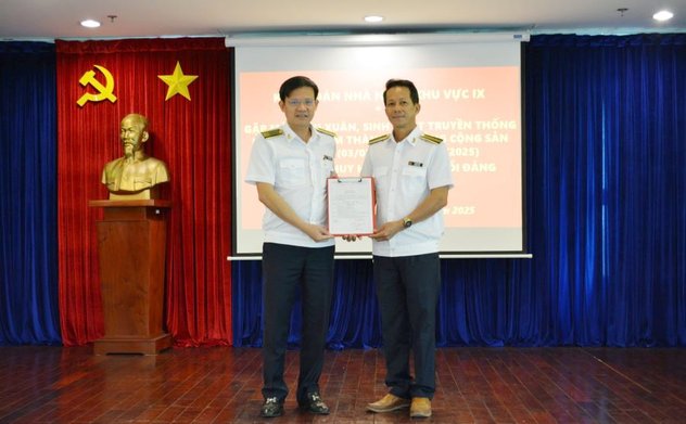 Kiểm toán nhà nước khu vực IX kỷ niệm 95 năm thành lập Đảng và trao Huy hiệu 30 năm tuổi Đảng cho đảng viên