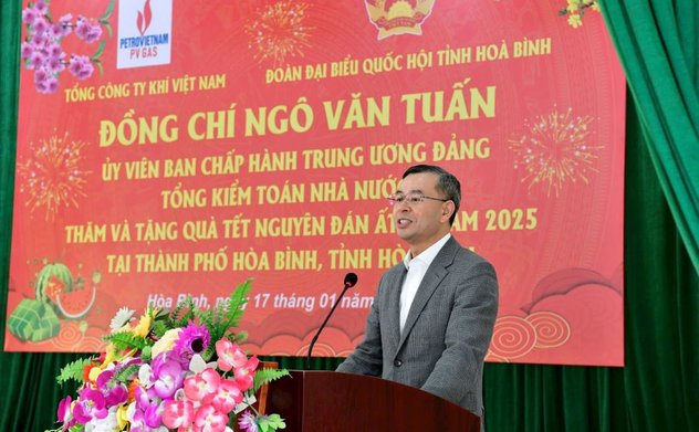 Tổng Kiểm toán nhà nước thăm, tặng quà Tết cho người nghèo, công nhân tại thành phố Hòa Bình