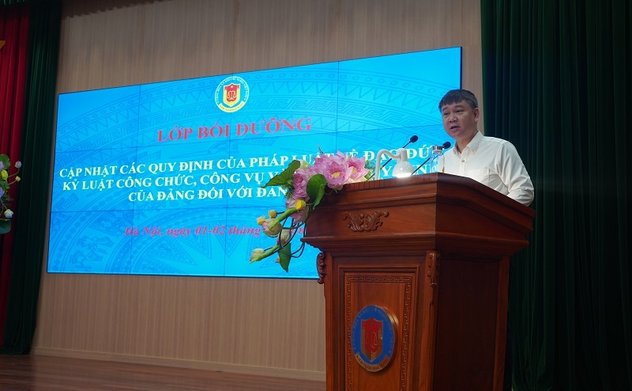 Bồi dưỡng cập nhật các quy định pháp luật về đạo đức, kỷ luật công chức, công vụ, những quy định liên quan của Đảng đối với Đảng viên