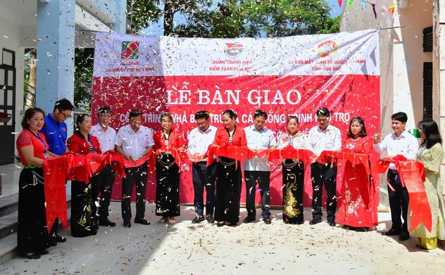 Khánh thành công trình nhà bán trú và trao tặng 15 máy tính cho các điểm trường tại tỉnh Hòa Bình