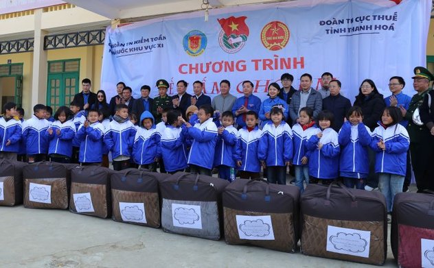 Tổ chức chương trình “Tết ấm cho em” tại xã biên giới Bát Mọt, huyện Thường Xuân, tỉnh Thanh Hóa