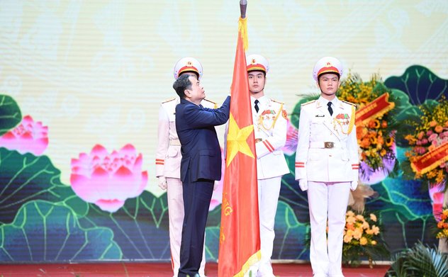 Member of the Politburo, National Assembly Chairman Tran Thanh Man awards the First-Class Labor Medal to the State Audit Office of Viet Nam