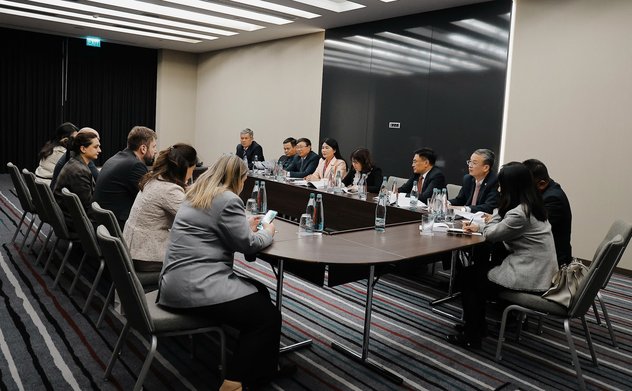 Deputy Auditor General Ha Thi My Dzung works with leadership of the State Audit Office of Georgia