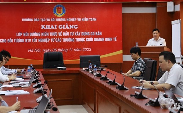 Khai giảng lớp bồi dưỡng kiến thức về đầu tư xây dựng công trình cho khối kinh tế