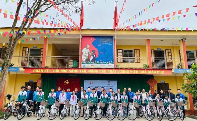 Chương trình “Xe đạp yêu thương, ấm áp trái tim” nâng bước học trò nghèo đến trường