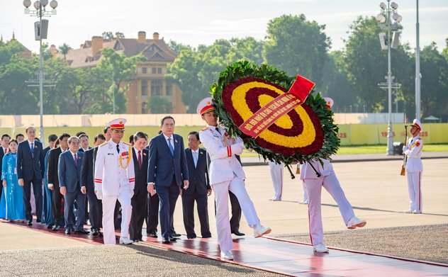 Đoàn đại biểu Đại hội Đảng bộ Quốc hội vào Lăng viếng Chủ tịch Hồ Chí Minh