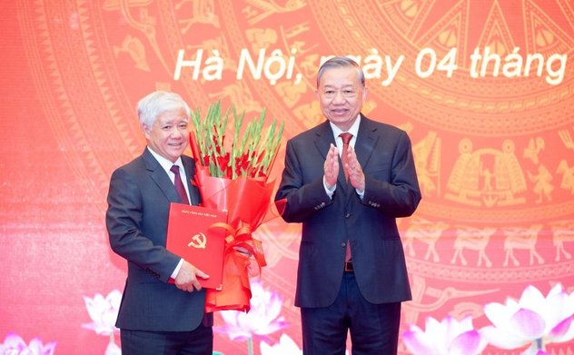 Trao Quyết định của Bộ Chính trị về nhân sự Phó Bí thư Thường trực Đảng ủy Quốc hội