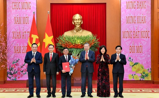 Tổng Bí thư Tô Lâm trao Quyết định của Bộ Chính trị về 4 Đảng bộ trực thuộc Trung ương và 3 cơ quan Đảng ở Trung ương