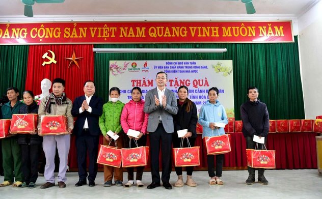Tổng Kiểm toán nhà nước thăm, tặng quà cho các hộ dân, học sinh có hoàn cảnh khó khăn tại huyện Cao Phong