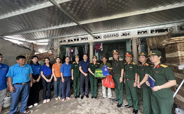 Kiểm toán nhà nước phối hợp với Bộ Tư lệnh Thủ đô trao quà cho bà con bị ảnh hưởng bão lũ tại xã An Phú, Huyện Mỹ Đức, Hà Nội