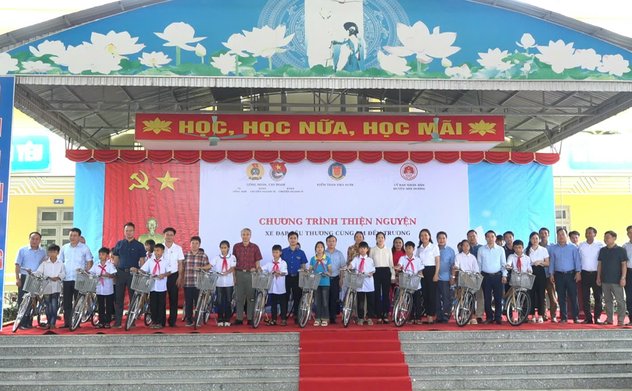 Vụ Tổng hợp, KTNN chuyên ngành III, KTNN chuyên ngành IV phối hợp tổ chức chương trình “Xe đạp yêu thương cùng em đến trường” tại tỉnh Tuyên Quang