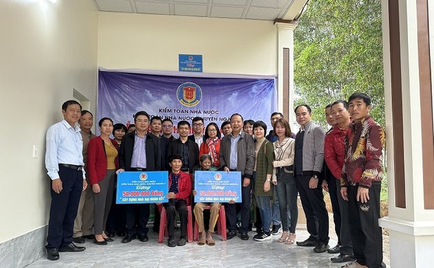 Kiểm toán nhà nước chuyên ngành IV trao tặng nhà tình nghĩa tại Nghệ An